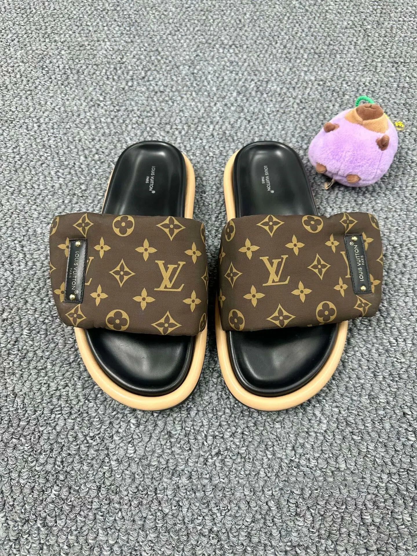 Louis Vuitton Louis Vuitton Brown embossed full print magic patch slippe Size US 8 / EU 41 - 2 Thumbnail