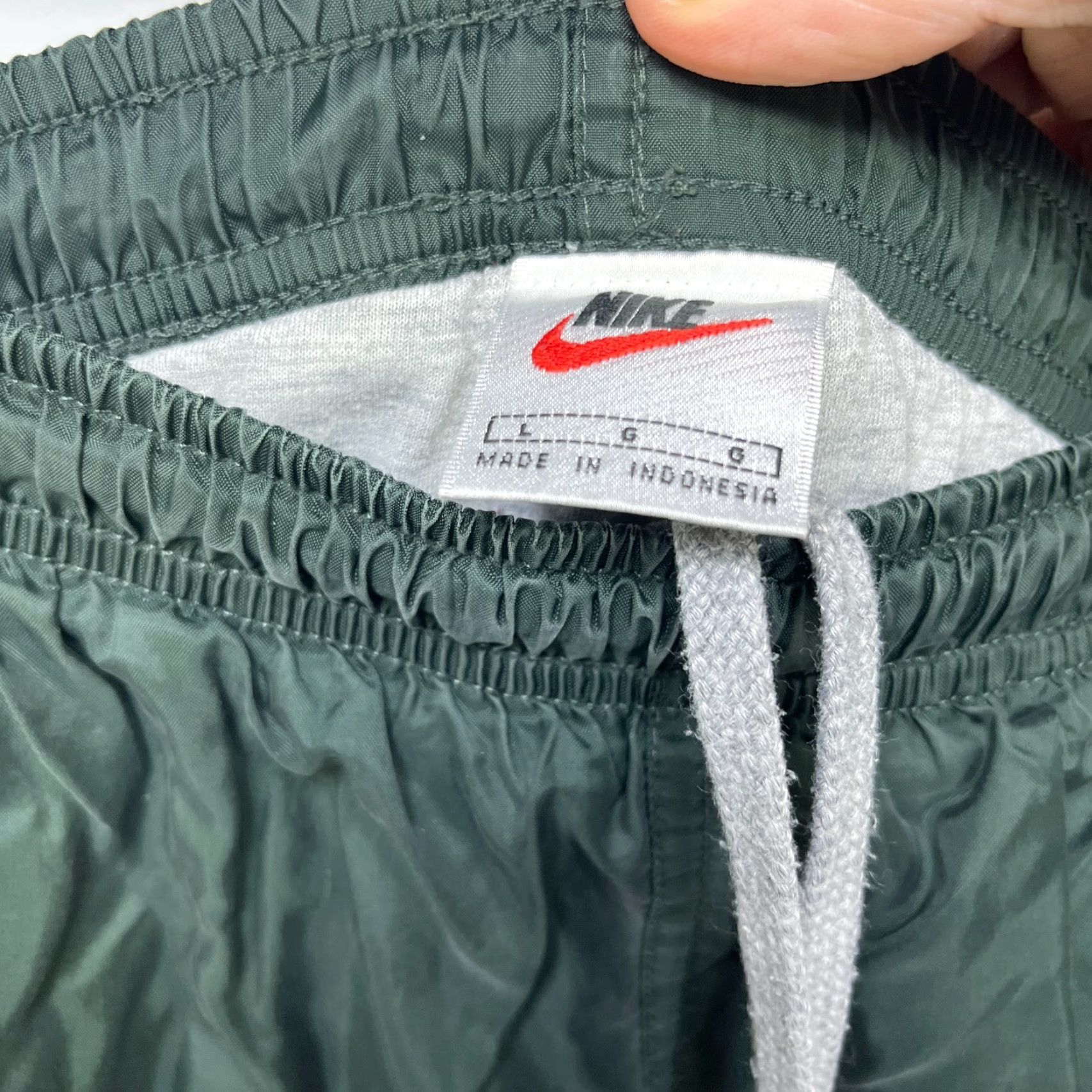 Nike VINTAGE Nike Swoosh Windbreaker Track Pants Large Men Black 90s Casual Pants Size US 33 - 6 Thumbnail