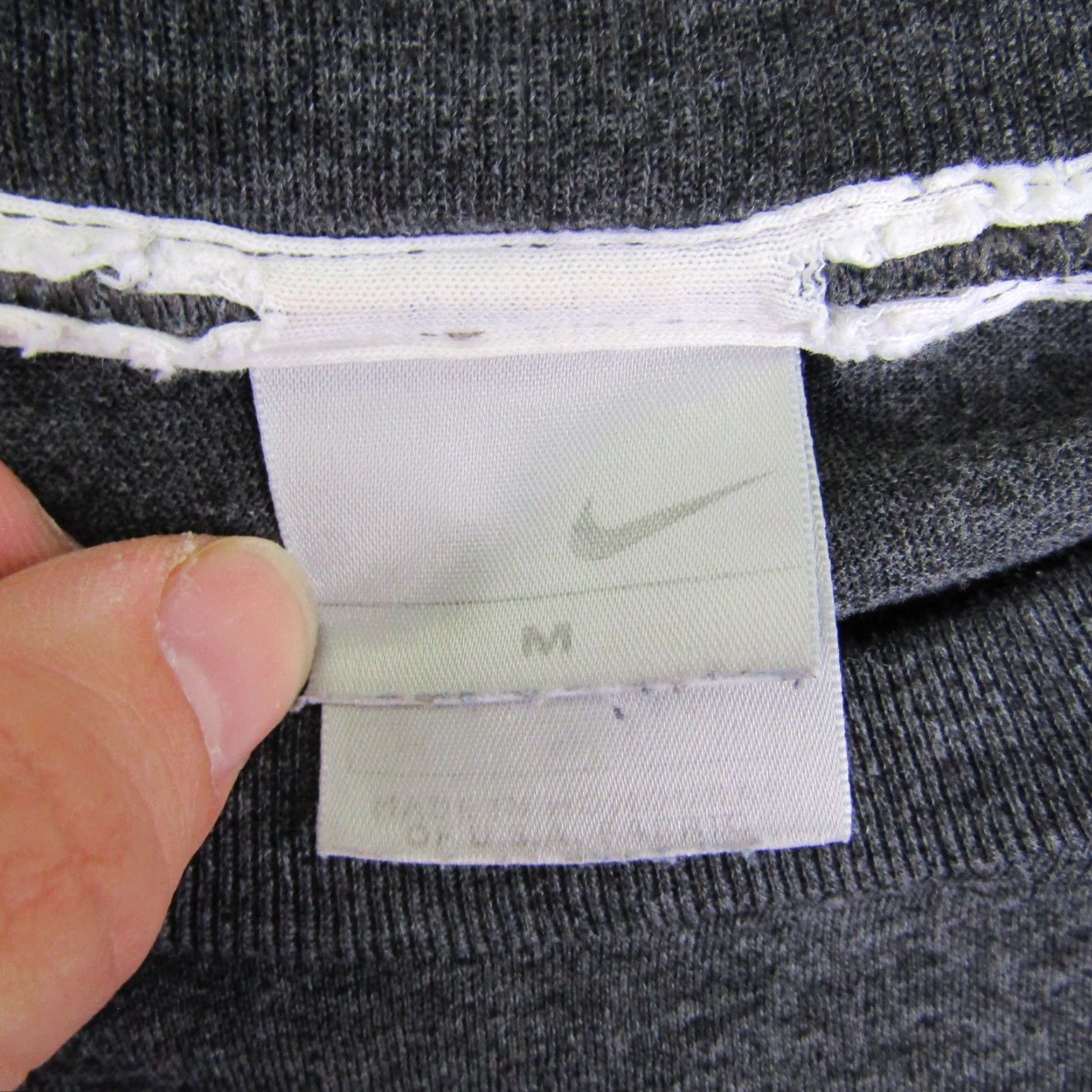 Nike VINTAGE Nike Shirt Mens M Gray Short Sleeve Athletic 90s 80s Y2K Logo Shirt Mens Size US M / EU 48-50 / 2 - 7 Thumbnail