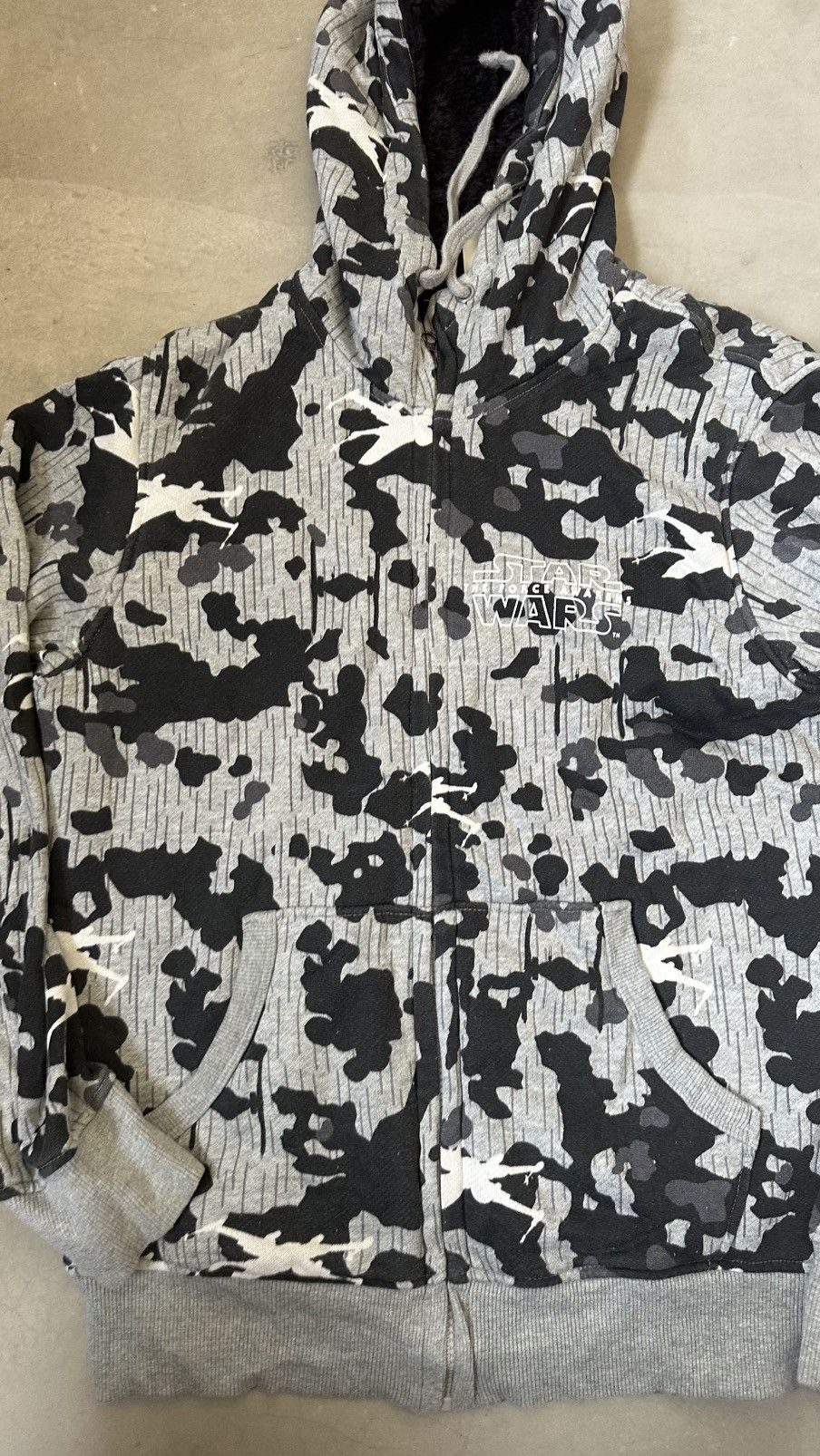 Uniqlo UNIQLO X STAR WARS FLEECE ARMY HOODIE Size US M / EU 48-50 / 2 - 2 Thumbnail