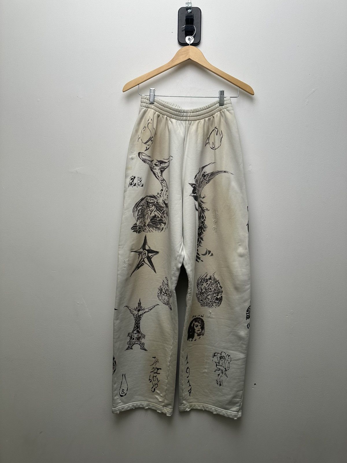 Balenciaga Balenciaga Cream Tattoo Sweatpants Size US 30 / EU 46 - 1 Thumbnail