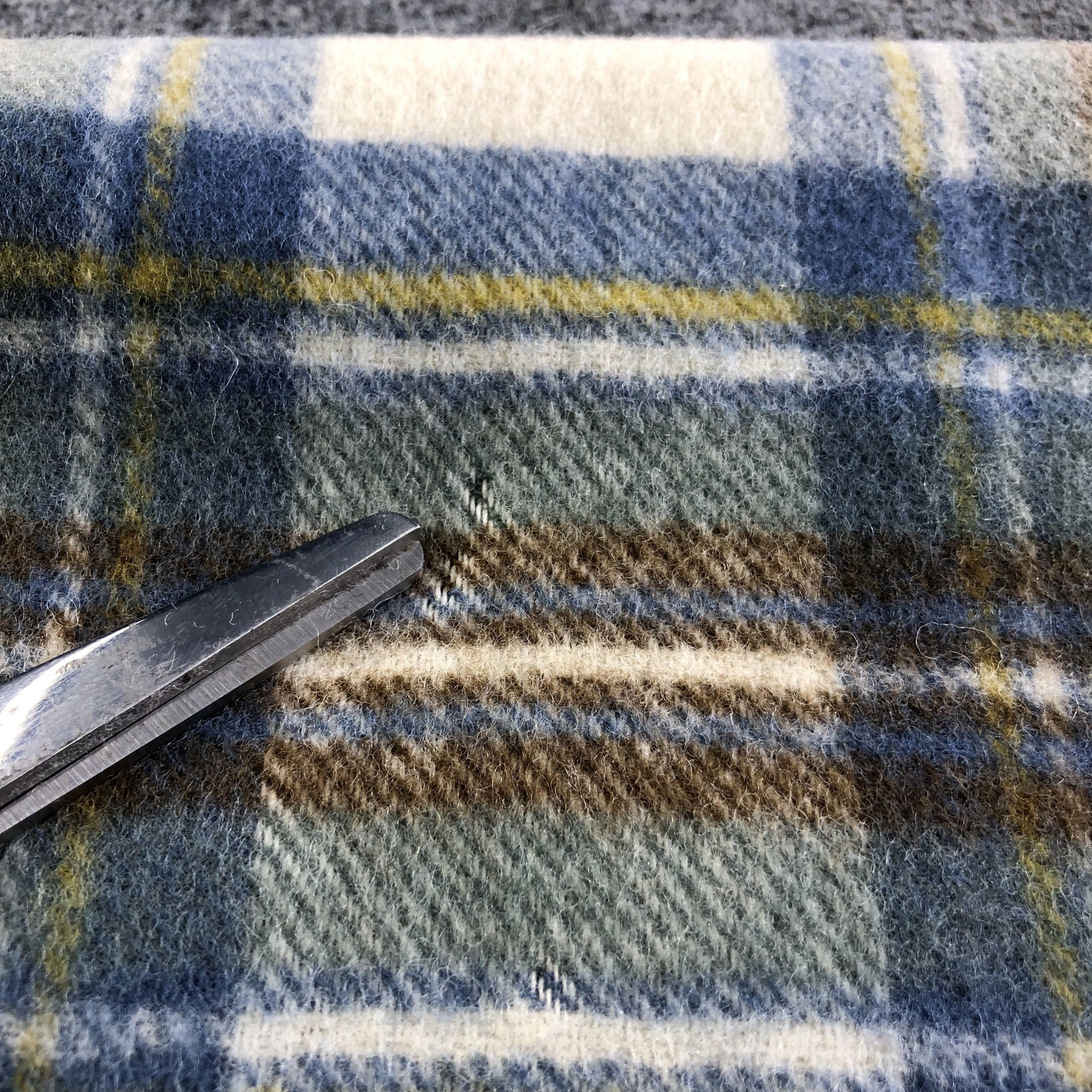 Johnstons Of Elgin Johnstons Of Elgin Tartan Wool Scarf Muffler V1819 Size ONE SIZE - 6 Thumbnail