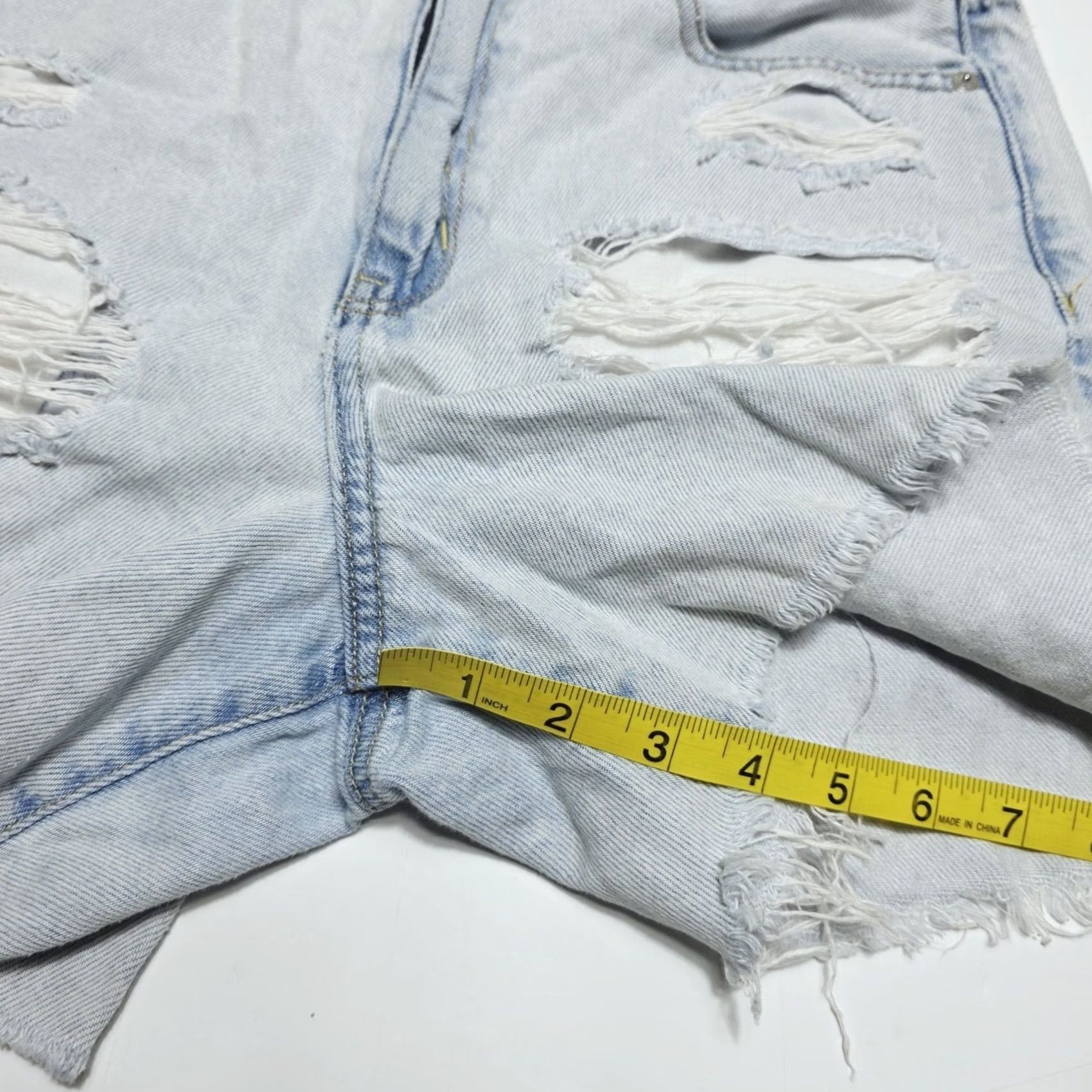 American Eagle Outfitters American Eagle Outfitters Mom Shorts Light Wash Cut Off Women's 8 Distressed Size 30" / US 8 / IT 44 - 7 Thumbnail