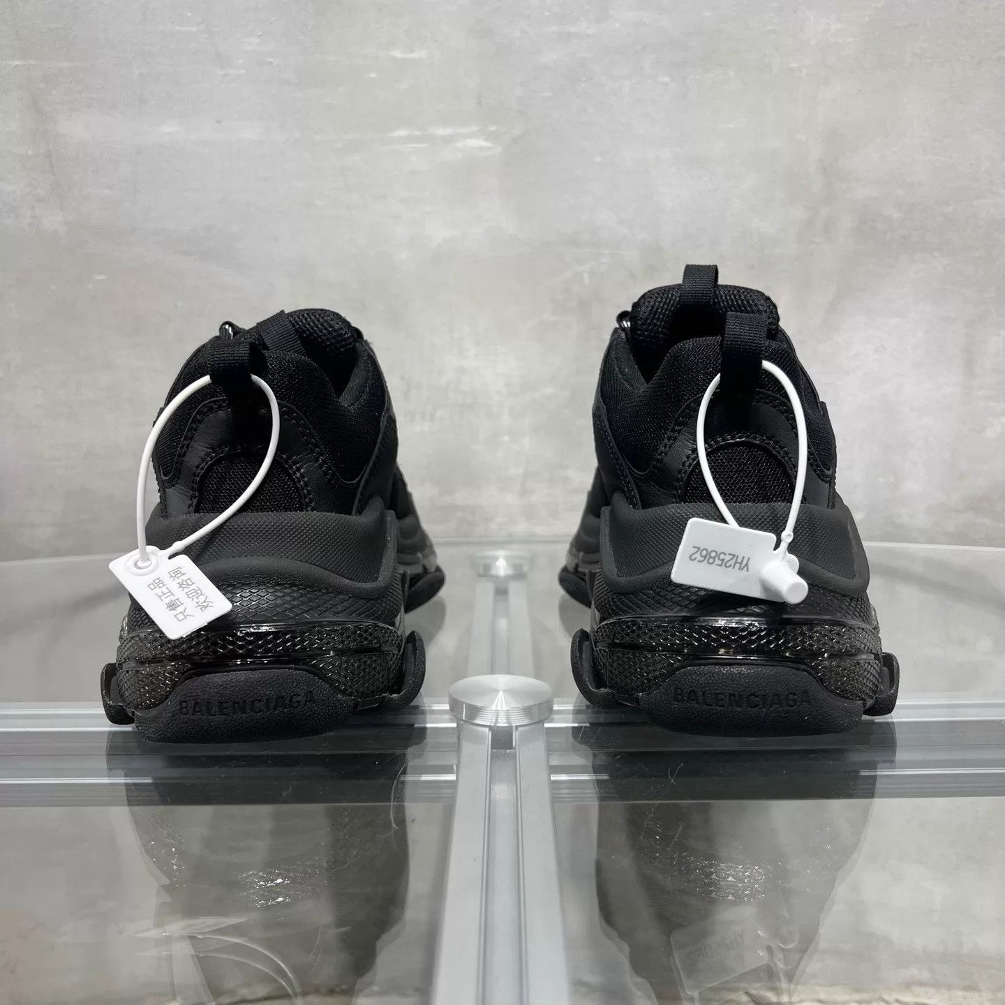 Balenciaga Balenciaga Black Distressed Dad Shoe EU 37 Size US 7 / IT 37 - 6 Thumbnail