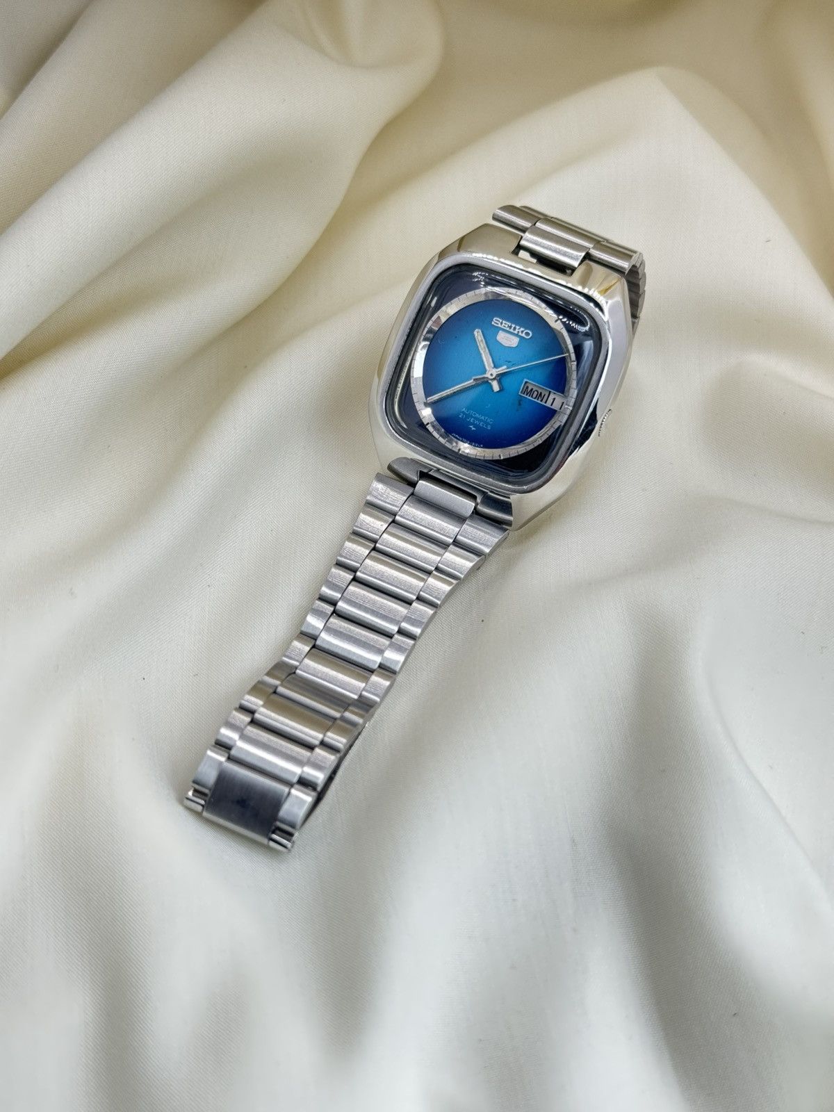 Seiko Seiko 5 Japan Vintage TV Case Blue Fade Dial 21J Automatic Size 36 - 9 Thumbnail