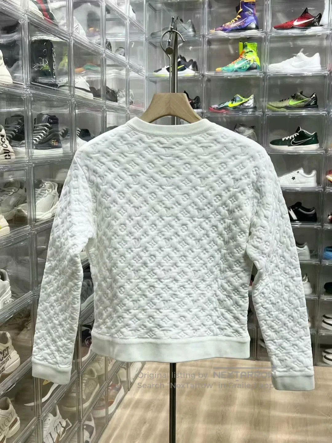 Louis Vuitton lv embossed logo crewneck sweatshirt in white. Size S / US 4 / IT 40 - 5 Thumbnail