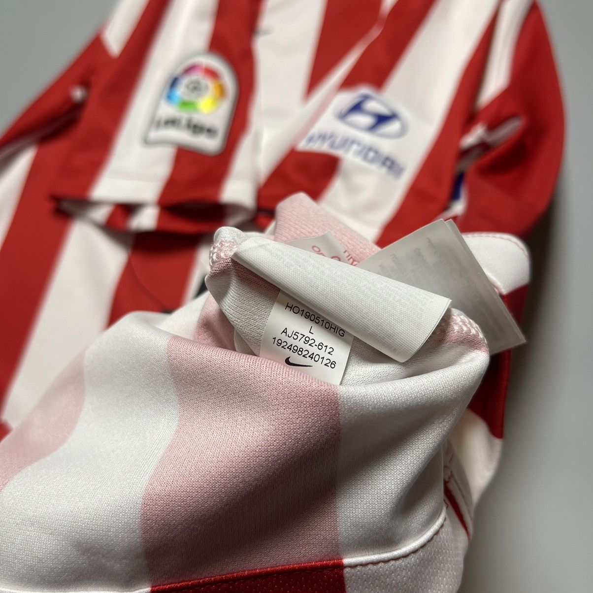 Nike × Vintage YOUTH SIZE ATLETICO MADRID NIKE 2019/2020 SOCCER HOME JERSEY Size US XXS / EU 40 - 14 Thumbnail