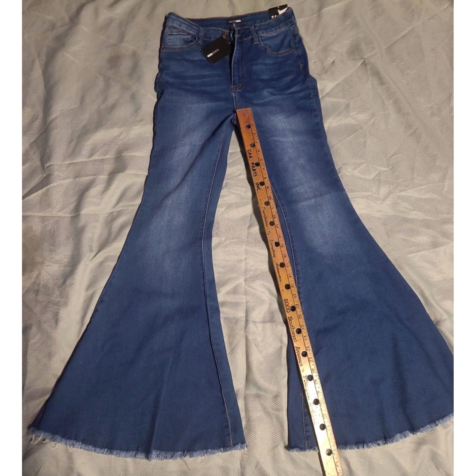 Fashion Nova Fashion Nova Jeans Womens Size 9 Blue Bell Bottoms Heart Pockets 5-Pocket Denim Stretch Flared Wide Leg Inseam 34in Size 30" / US 8 / IT 44 - 6 Thumbnail