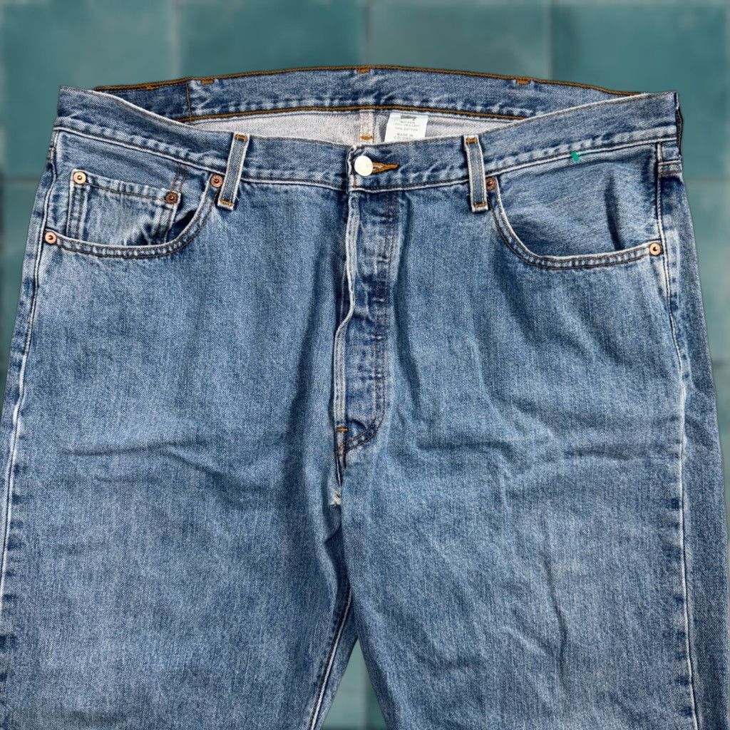 VINTAGE Levi's 501 Jeans Mens Denim Blue Light Wash 40x32 Straight 5-Pocket 90s