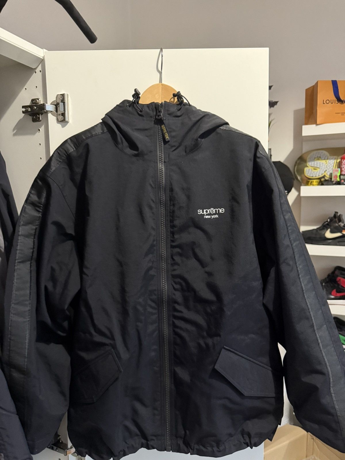 新品 Supreme GORE-TEX Stripe Hooded Jacket Supreme GORE-TEX Stripe Hooded Jacket (SS25) - $338