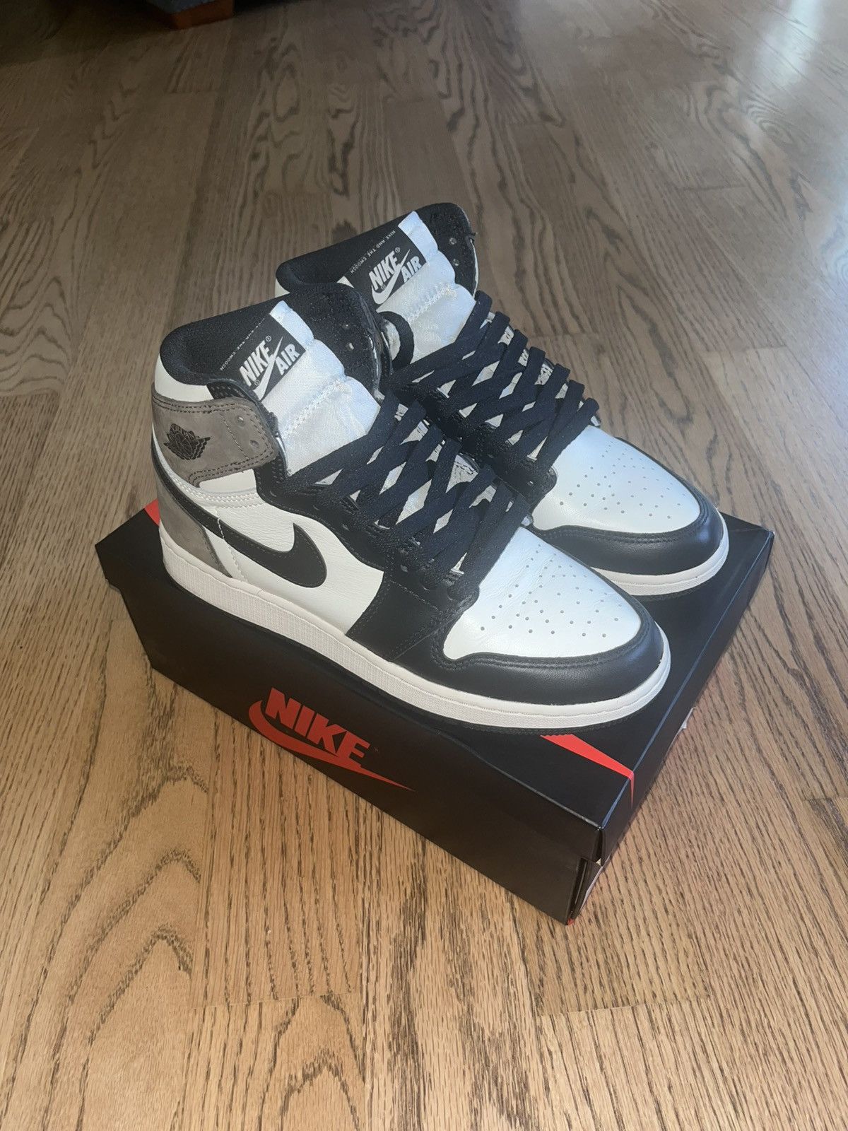 Nike Jordan 1 Mocha Retro High OG (6.5Y - GS) Size US 6.5 / EU 39-40 - 3 Thumbnail