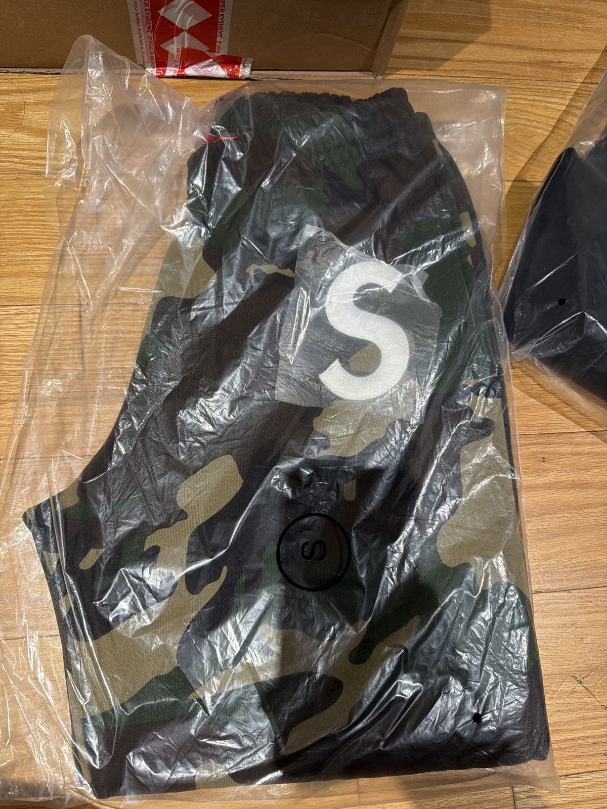 Supreme Supreme s logo sweatpants camo small Size US 30 / EU 46 - 2 Thumbnail