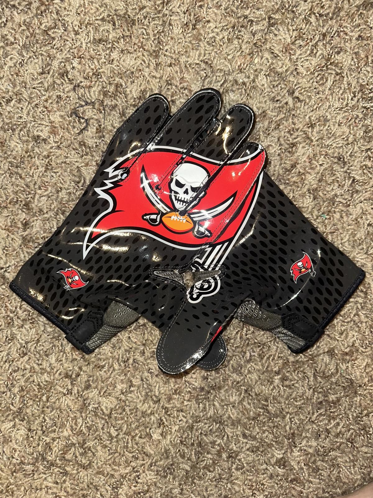 Nike Nike NFL Tampa Bay Buccaneers Vapor Knit On Field Football Gloves Size ONE SIZE - 6 Thumbnail