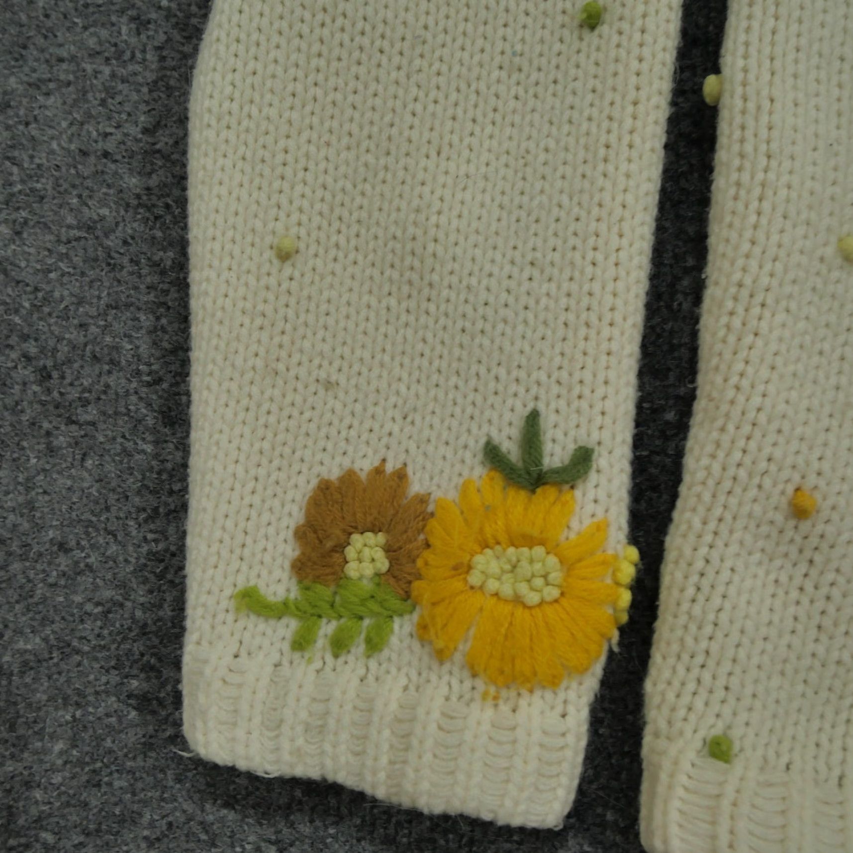 Vintage VINTAGE Flower Cardigan Sweater Womens L Beige Crew Neck Long Sleeve Knit Size L / US 10 / IT 46 - 3 Thumbnail