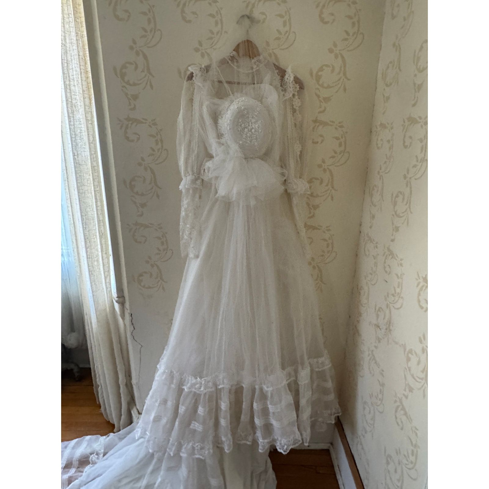 Luxe Vintage Eve of Milady Lace Stunning Wedding Dress with Hat Size S / US 4 / IT 40 - 21 Thumbnail