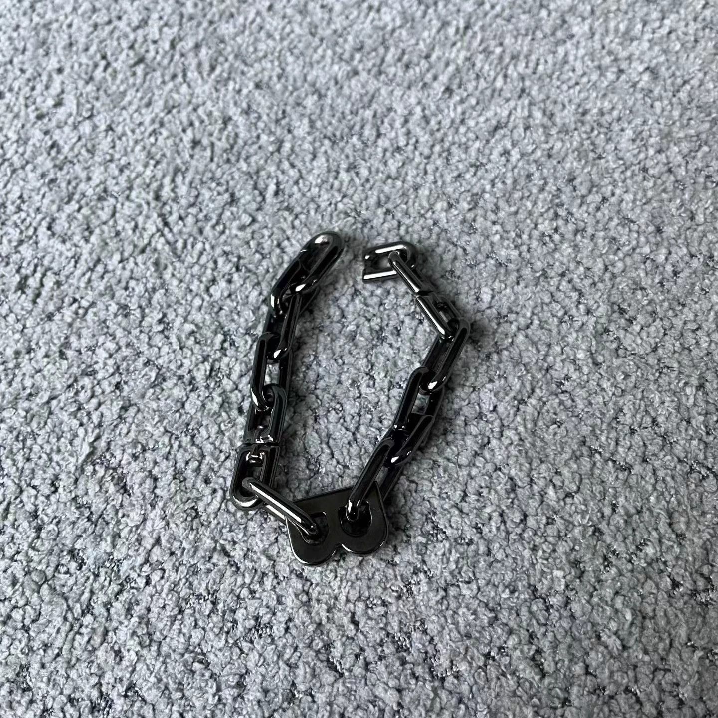 Balenciaga Balenciaga grey logo letter chain bracelet. Size ONE SIZE - 1 Thumbnail