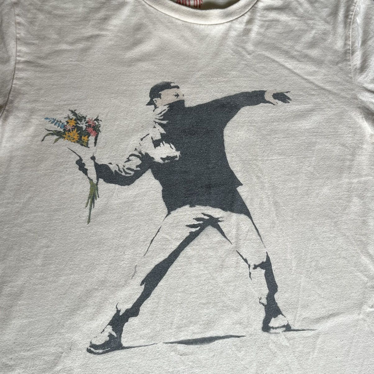 Vintage The Art of Banksy Redent Street Flower Thrower 2003 Art Tee Size US M / EU 48-50 / 2 - 4 Thumbnail