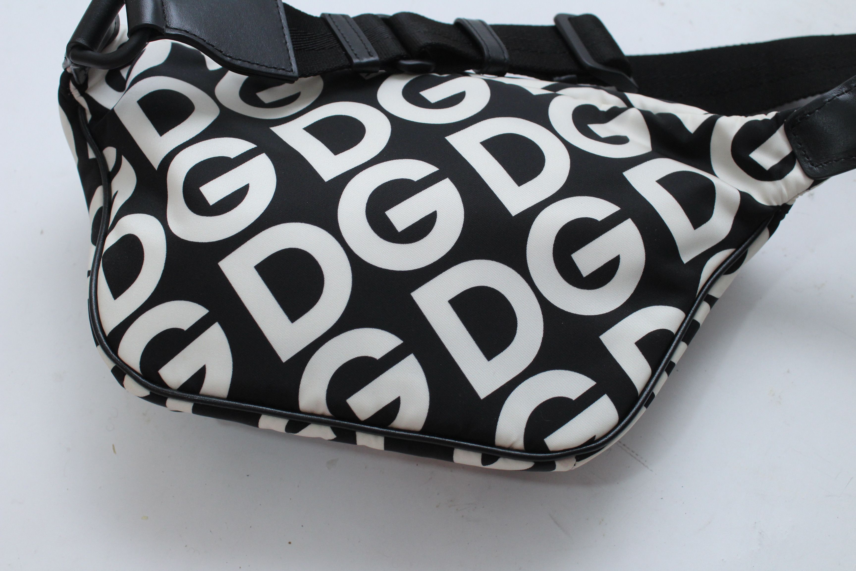 Dolce & Gabbana Dolce Gabbana DG Logo Waist Bag Hype Authentic Size ONE SIZE - 8 Thumbnail