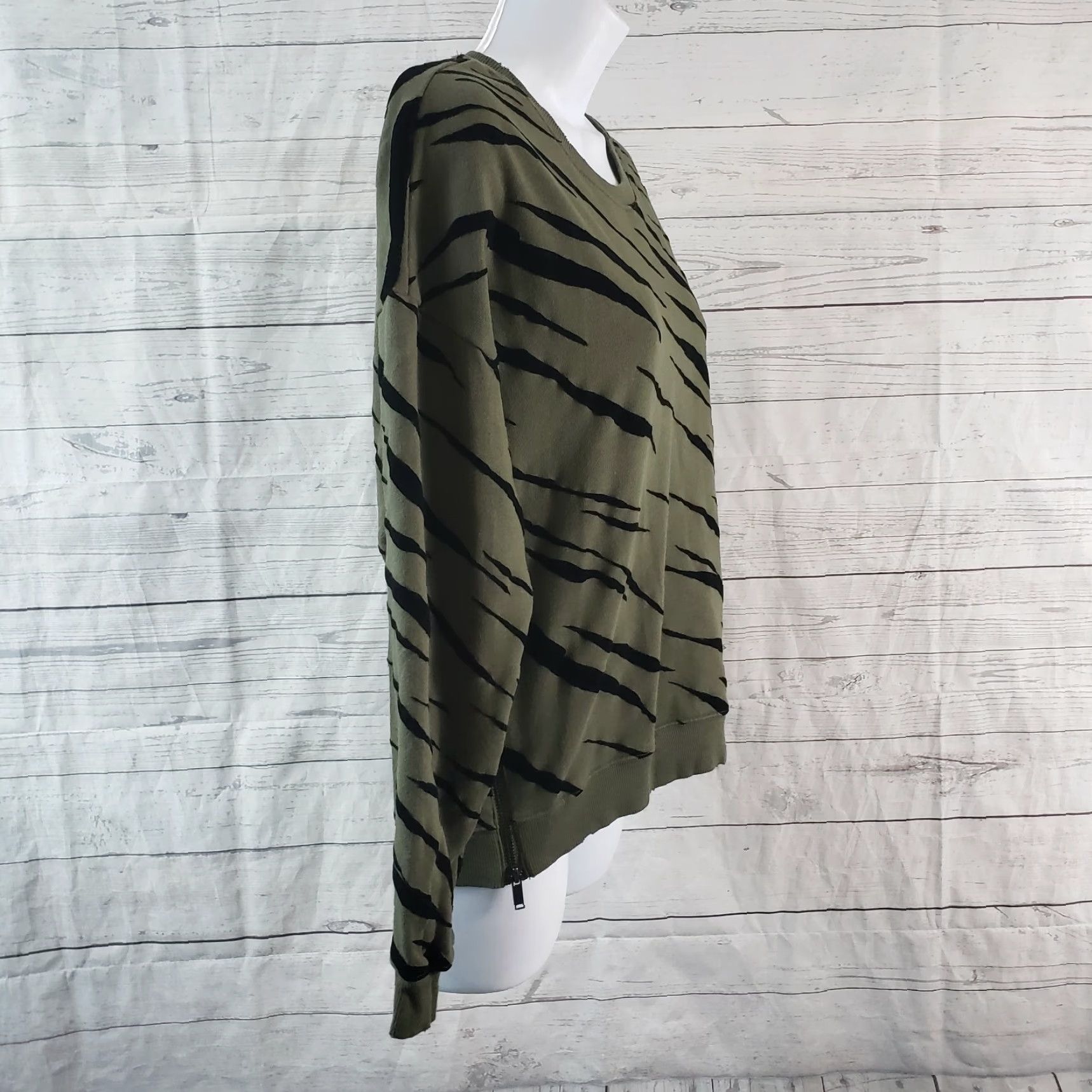 Rails Rails Womens Marlo Flocked Sweatshirt Sz Medium Green Tiger Print Cotton Blend Shirt Pullover Womens Size M Tiger Pattern Vintage No Size M / US 6-8 / IT 42-44 - 3 Thumbnail