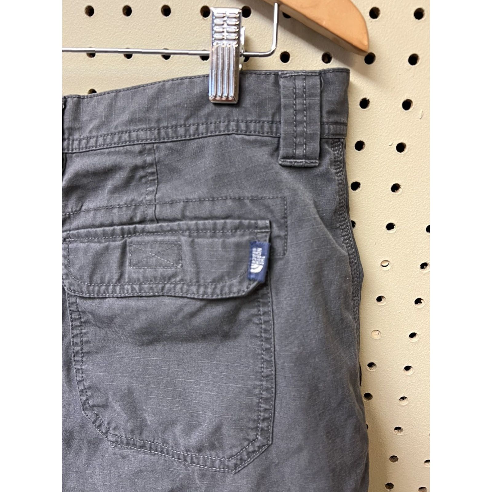 The North Face The North Face Mens 36 Gray Cotton Ripstop Cargo 10” Shorts Flat Front Regular Cargo Pockets Outdoor Shoes/Clothes? Size US 36 / EU 52 - 3 Thumbnail