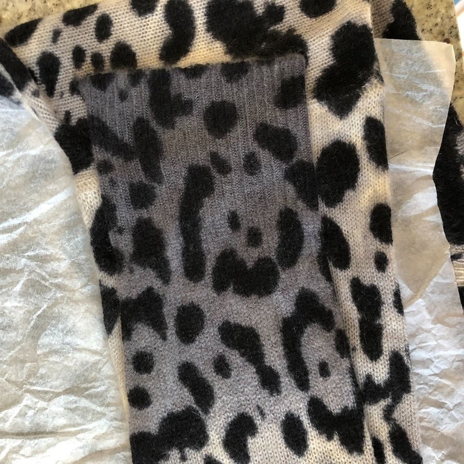 360 Cashmere Women's Leopard gray 100% cashmere Knit v neck high quality Sweater Size medium