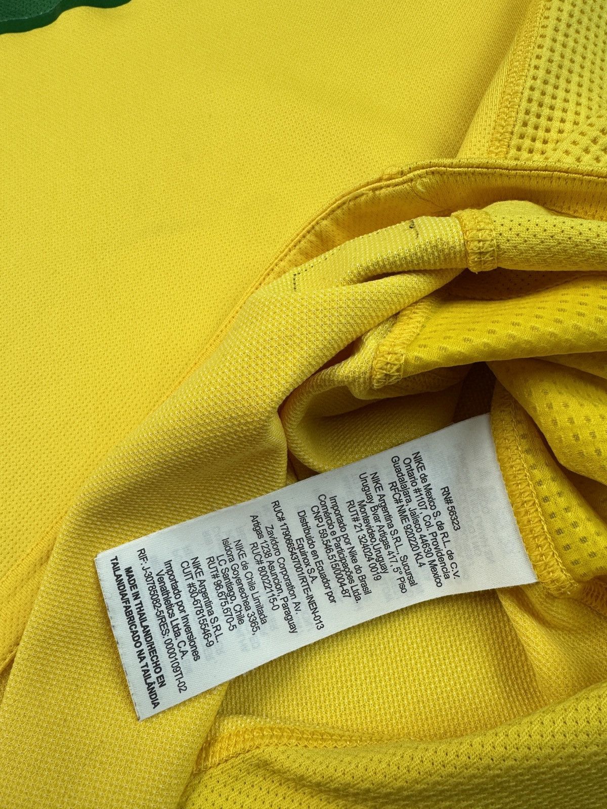 Nike Brazil 2011/12 Home Football Shirt Soccer Jersey Nike M Size US M / EU 48-50 / 2 - 6 Thumbnail