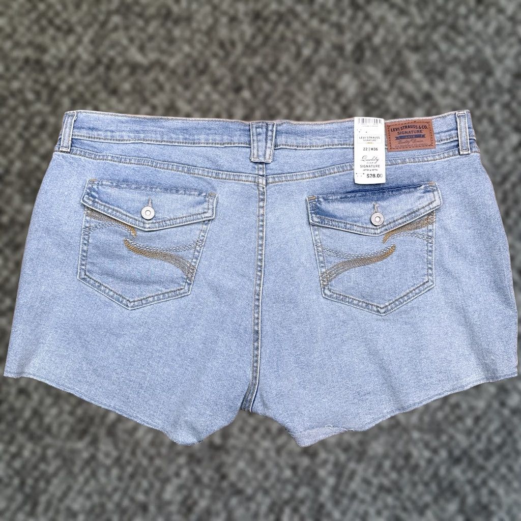 Vintage Levis Signature by Levi Strauss & Co. True Shorts 22 W36 High Rise 3.5 Inseam Denim Blue 5-Pocket Logo Ladies Regular Stretch Cut-Off New Size 40" / US 18 - 1 Thumbnail