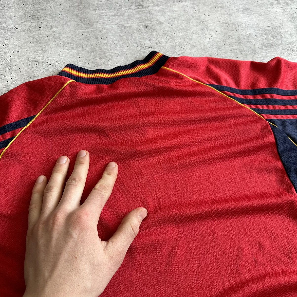 Vintage Vintage Adidas Spain 1998 Home Football Shirt Soccer Jersey Size US L / EU 52-54 / 3 - 15 Thumbnail