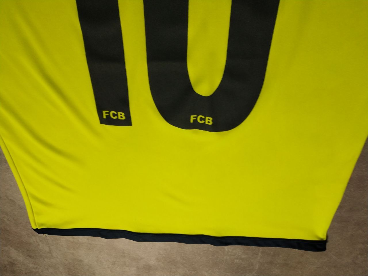 Vintage Vintage Ronaldinho 10 Barcelona Football Jersey T-shirt Size US S / EU 44-46 / 1 - 5 Thumbnail