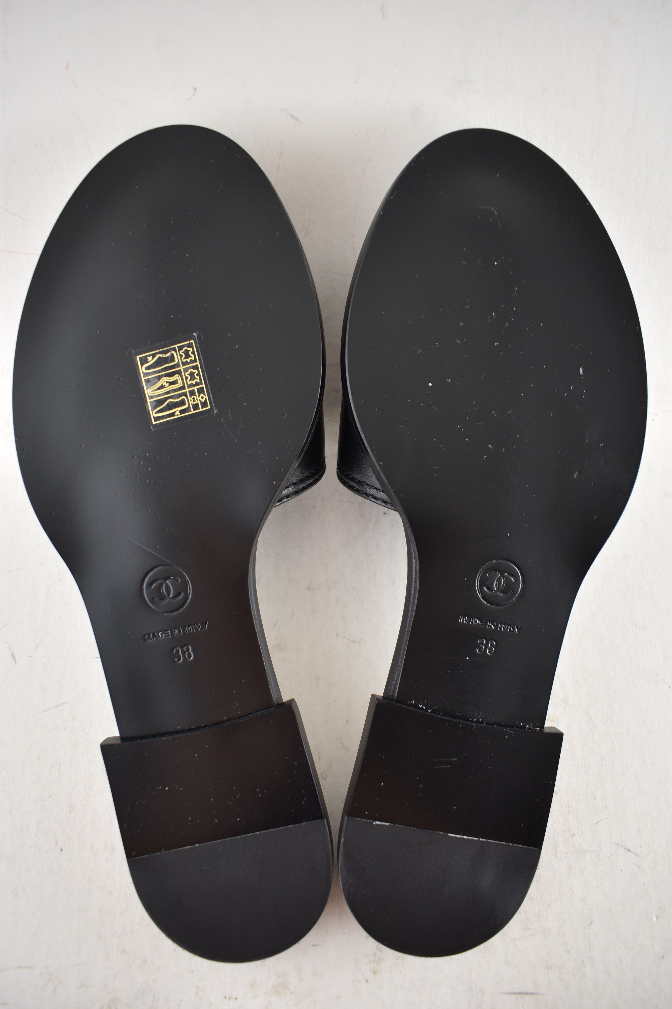 Chanel Chanel 23B Leather Gold CC Logo Mule Slides Sandals Flat 38 Size US 8 / IT 38 - 17 Thumbnail
