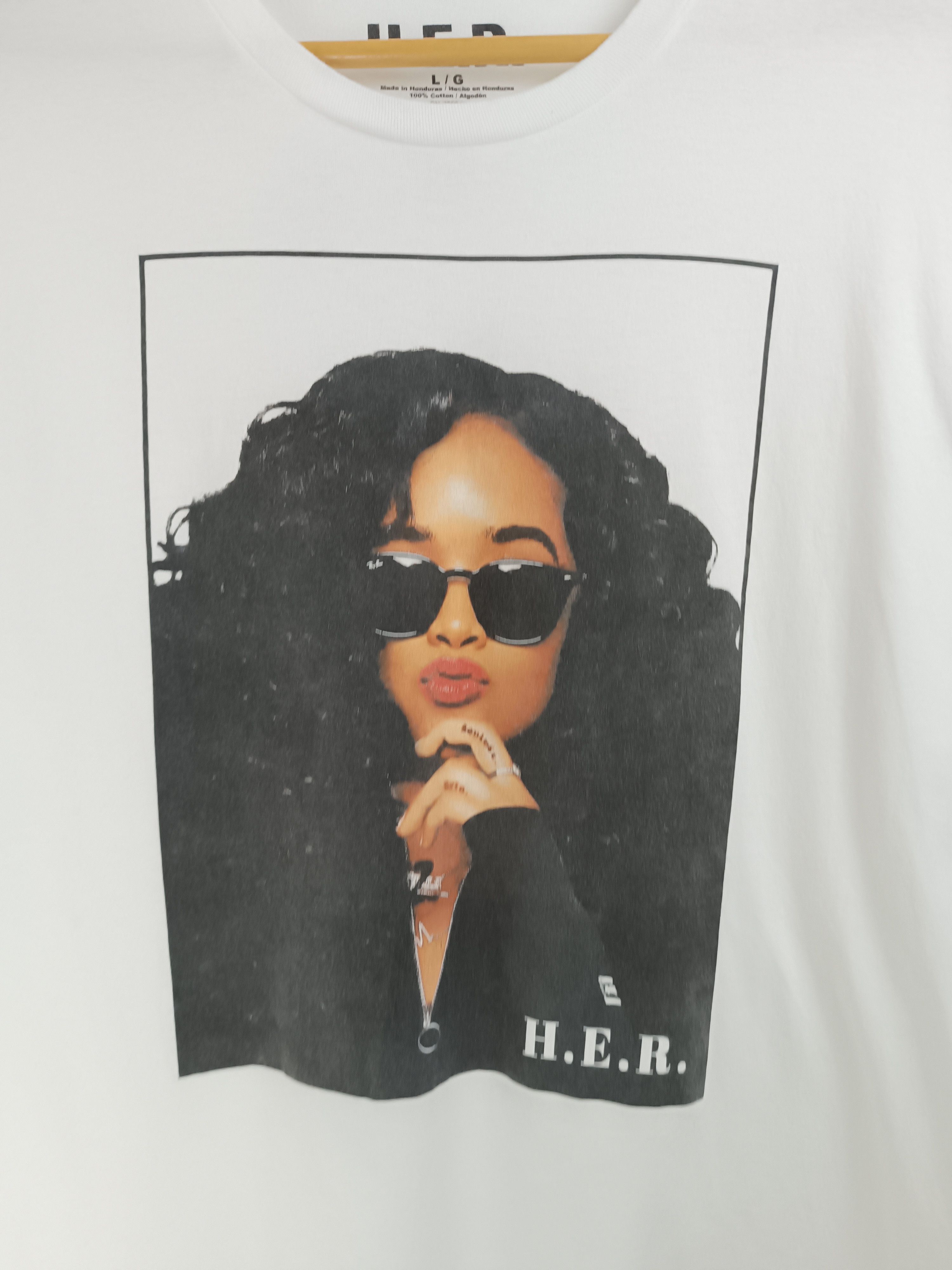 Rap Tees VINTAGE H.E.R. PORTRAIT CUTE RAP TEES tyla sza travis scott Size US L / EU 52-54 / 3 - 10 Thumbnail