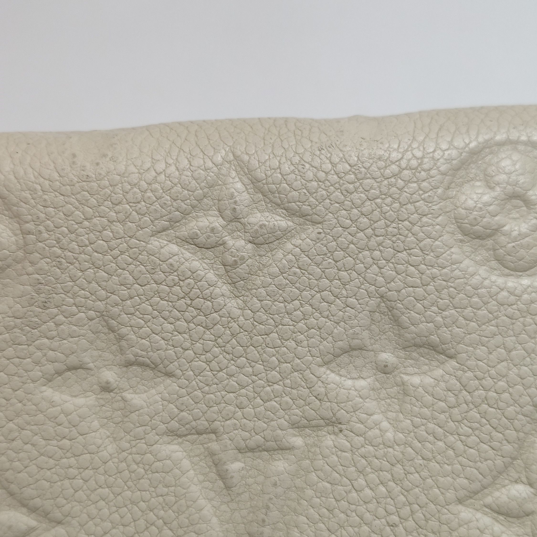Louis Vuitton Louis Vuitton (LV) Cowhide solid color monogram embossed sn Size ONE SIZE - 5 Thumbnail