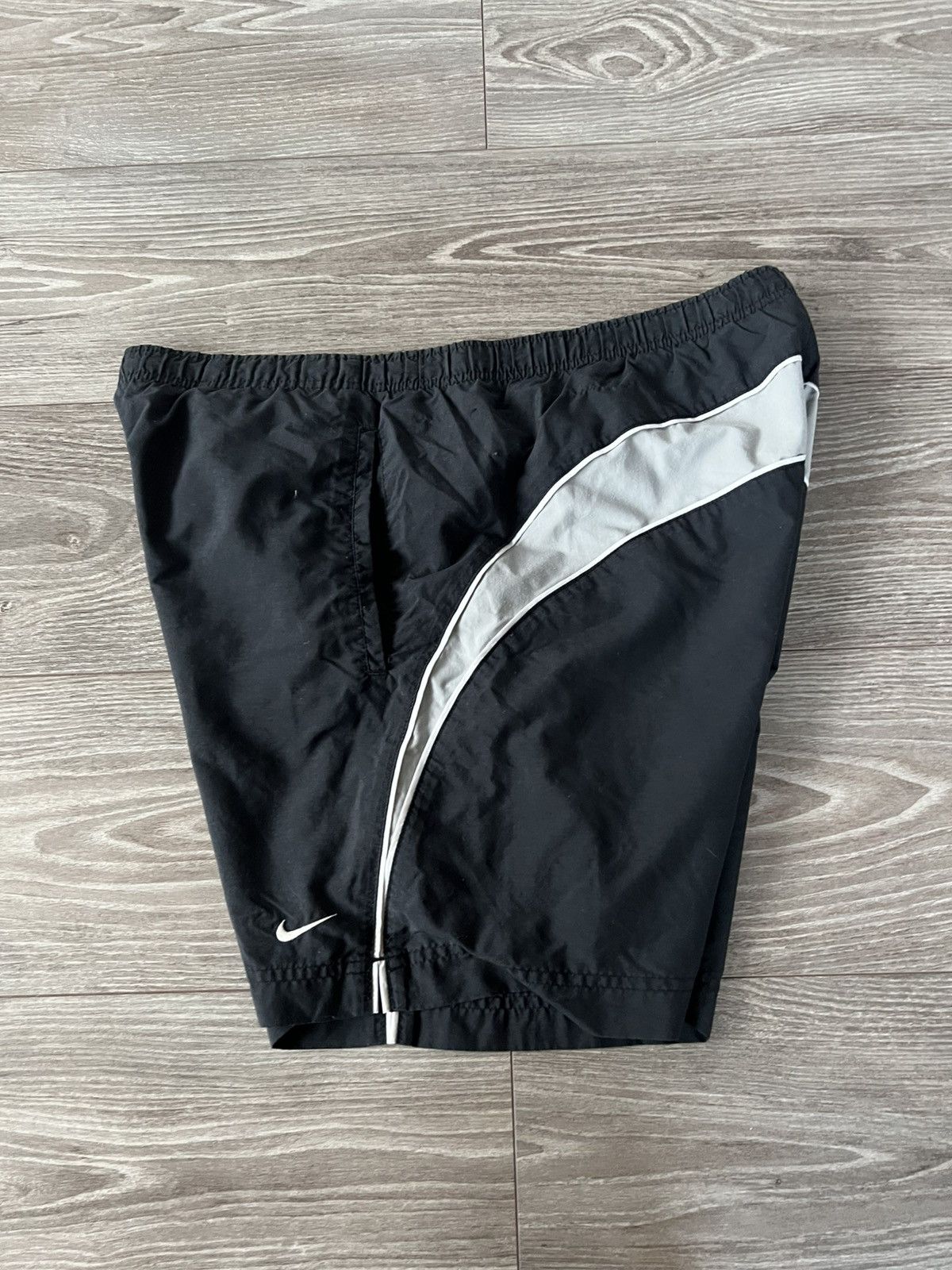 Nike × Vintage ‼️Vintage Nike Nylon Knited Swoosh Logo Shorts ‼️ Size US 36 / EU 52 - 13 Thumbnail