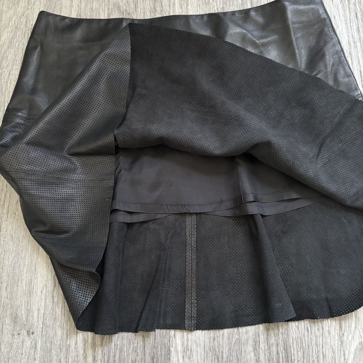 Vince Vince Black Lambskin Leather Perforated Mini Skirt 12 $595 Size 34" / US 12 / IT 48 - 3 Thumbnail