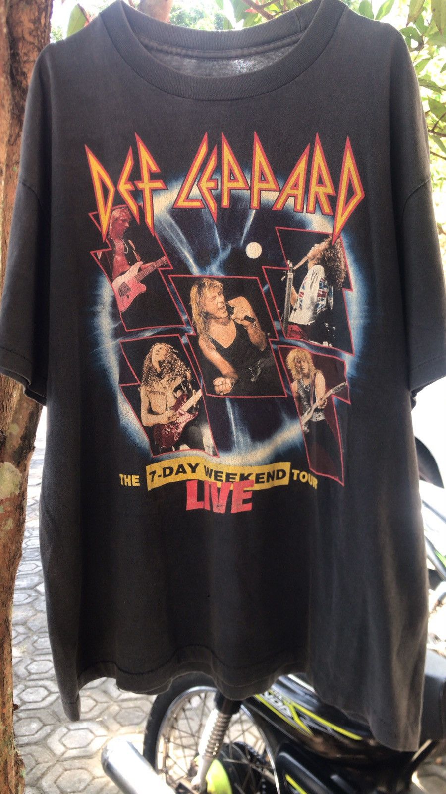 Def Leppard × Vintage VTG Def Leppard 92’ The 7 Day Weekend Band Tshirt Size US L / EU 52-54 / 3 - 5 Thumbnail