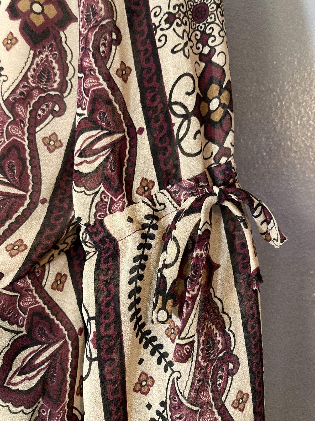 Forever 21 Forever 21 cream and purple paisley romper Size 30" / US 8 / IT 44 - 9 Thumbnail