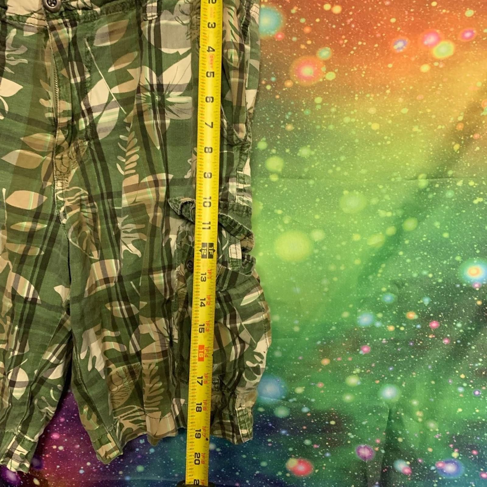 Designer Tan and Green Cargo Shorts with Woodland Camouflage Size US 32 / EU 48 - 4 Thumbnail