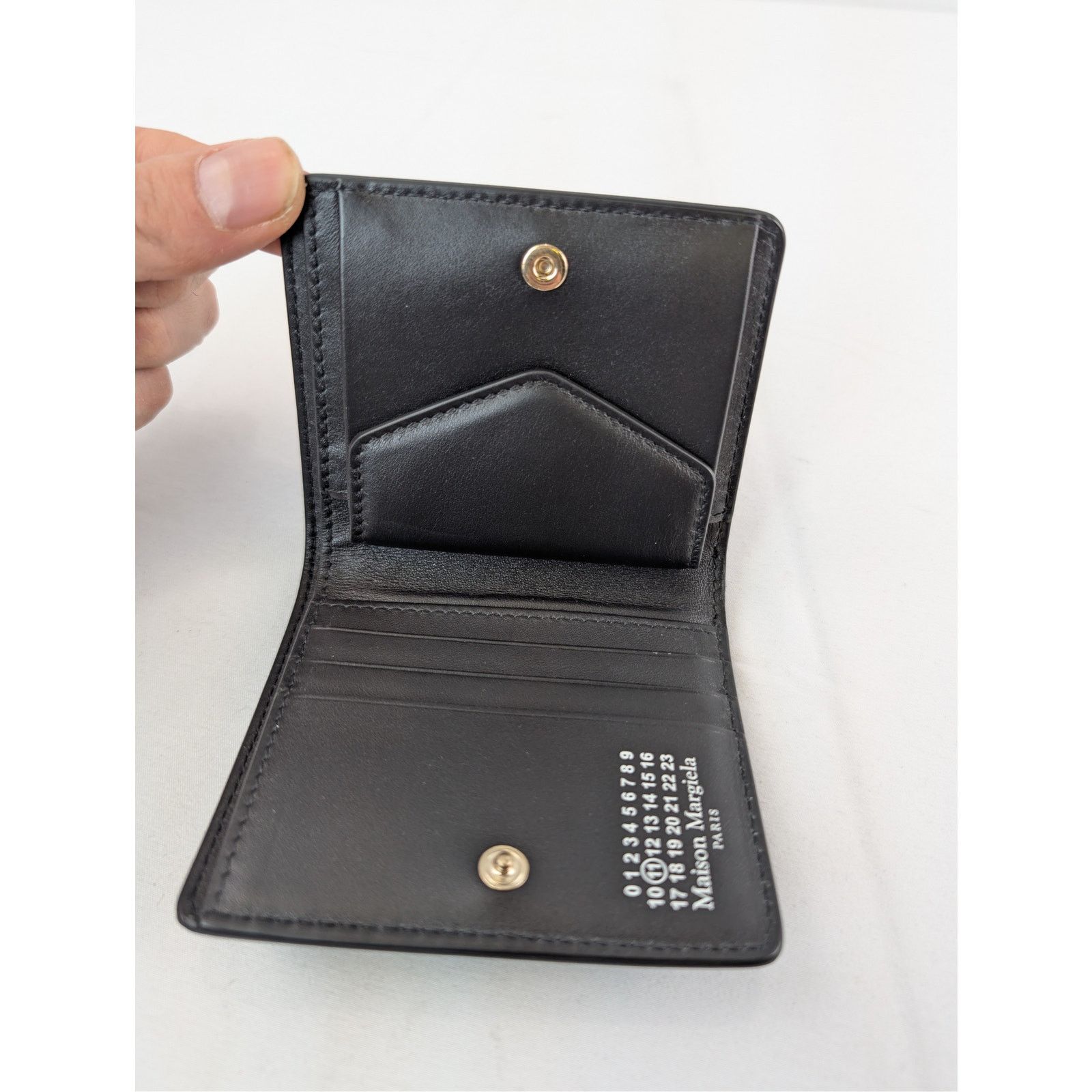Maison Margiela o1rshd1 Size: OS / Four Stitch Bi-Fold Wallet in Black Size ONE SIZE - 6 Thumbnail