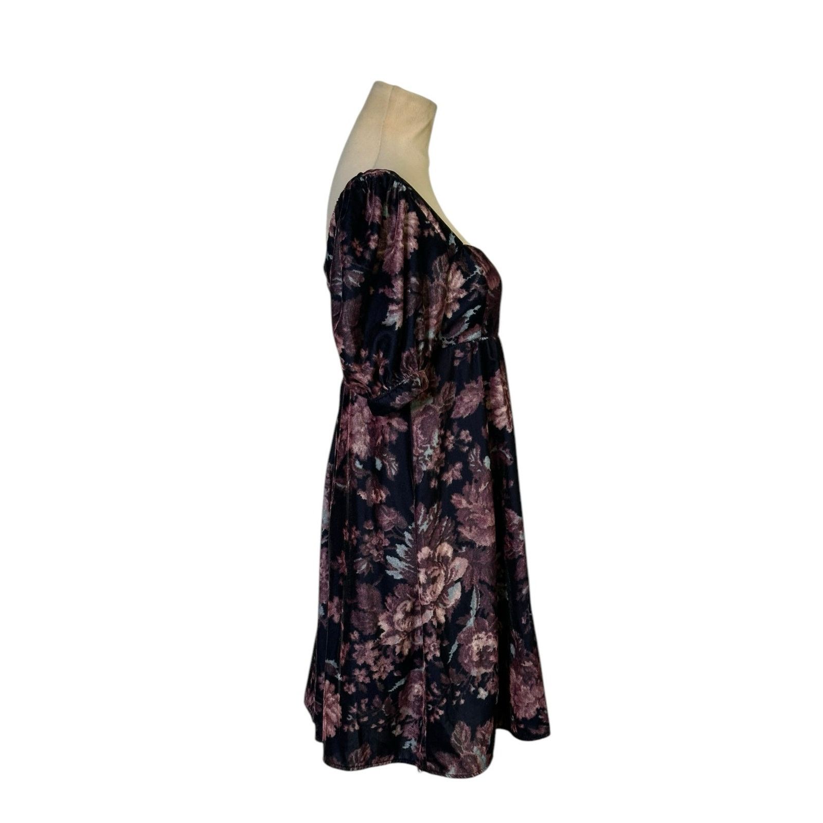 Urban Outfitters Urban Outfitters Velvet Babydoll Mini Dress size XS Size XS / US 0-2 / IT 36-38 - 7 Thumbnail