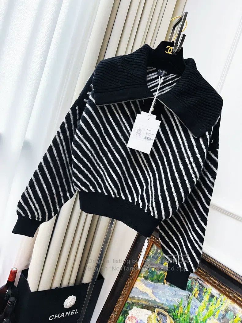 Chanel Chanel 21B black and white cashmere sweater oblique stripe Size S / US 4 / IT 40 - 1 Thumbnail