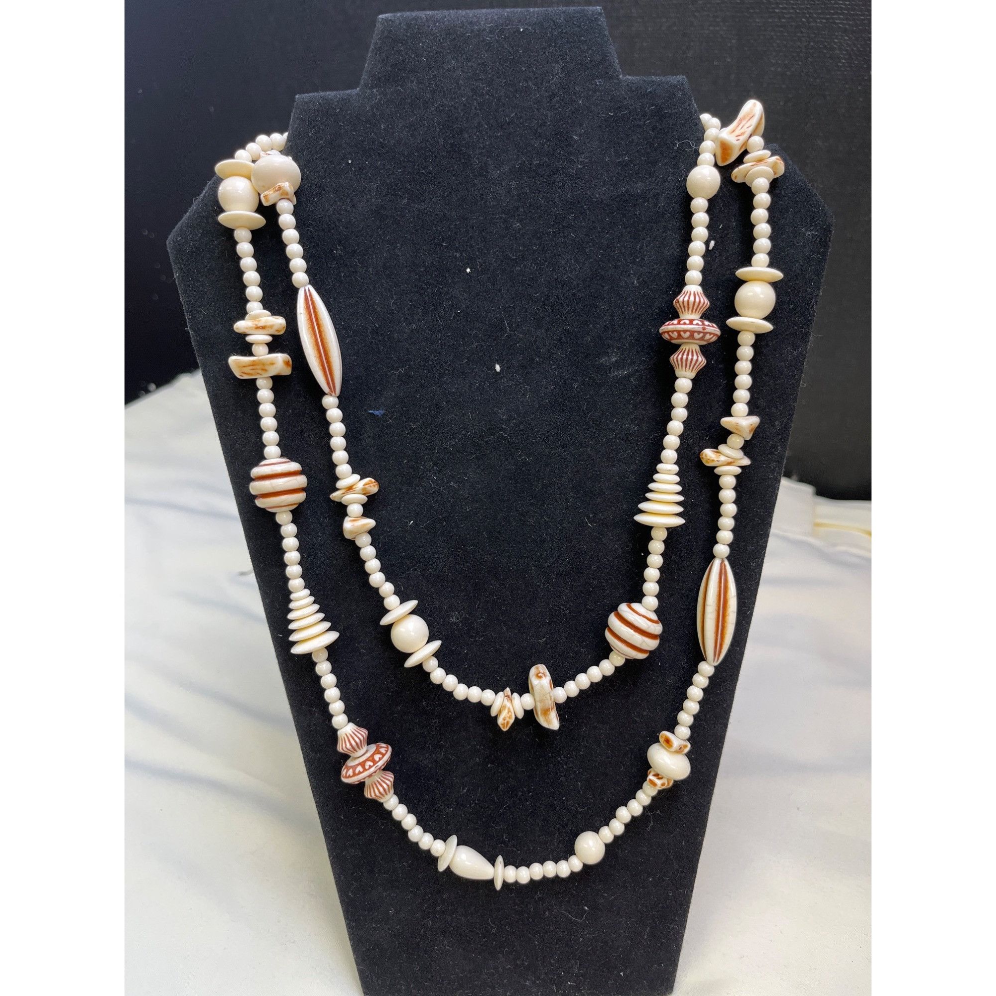 Other Vintage Womens White Beaded Necklace Size 24" Long SKU 6397 Size ONE SIZE - 1 Thumbnail