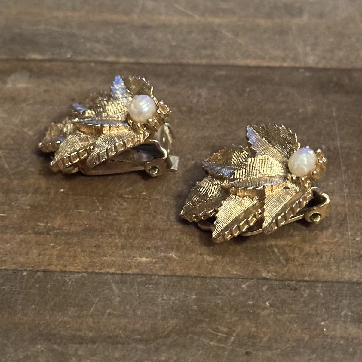Vintage Vintage textured golden leaves clip on earrings with pearl Size ONE SIZE - 6 Thumbnail