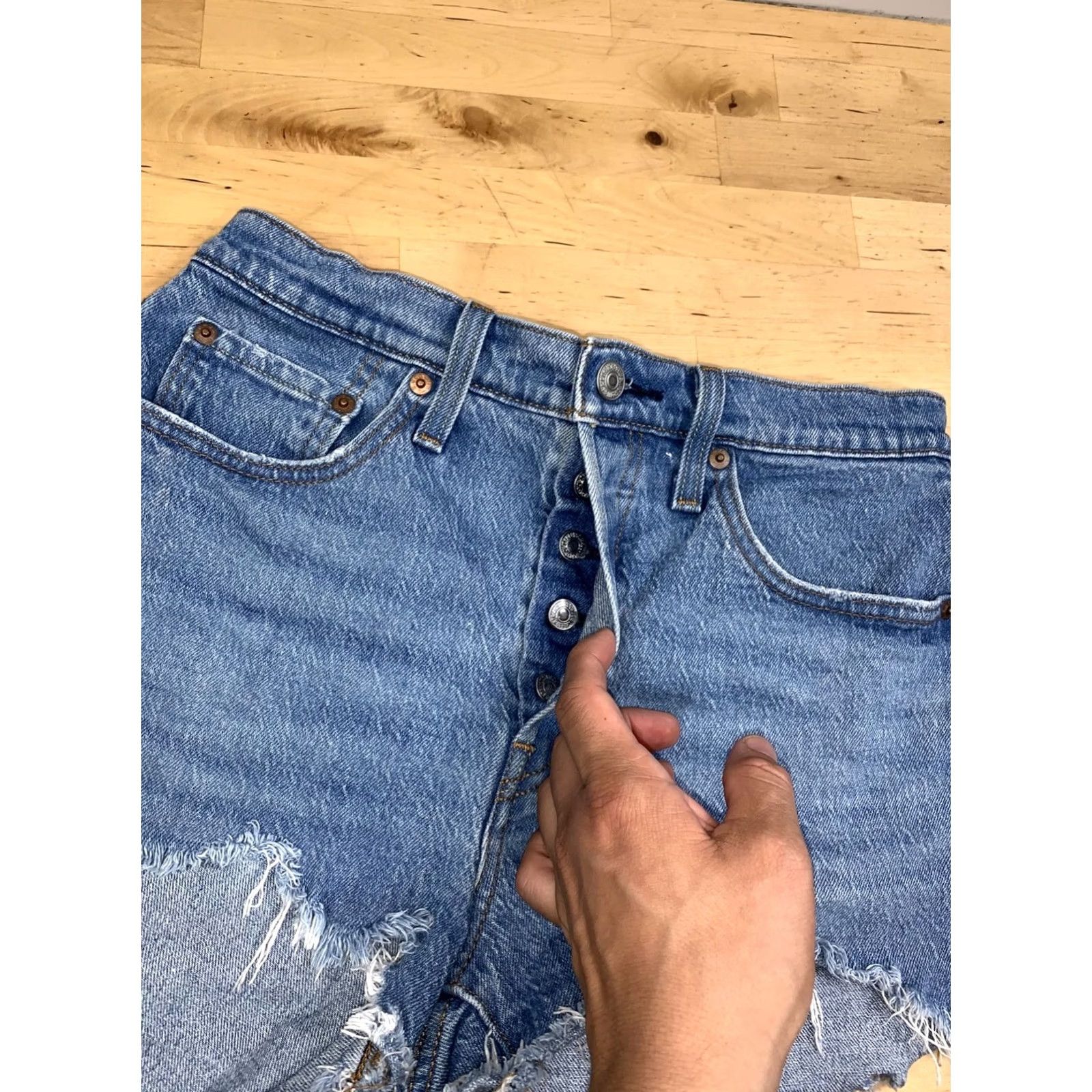 Levi's Levi's 501 Denim Shorts Women 27 Blue Washed Distress Raw Hem Casual 5-Pocket Design Regular Fit Vintage: No Size 27" / US 4 / IT 40 - 5 Thumbnail