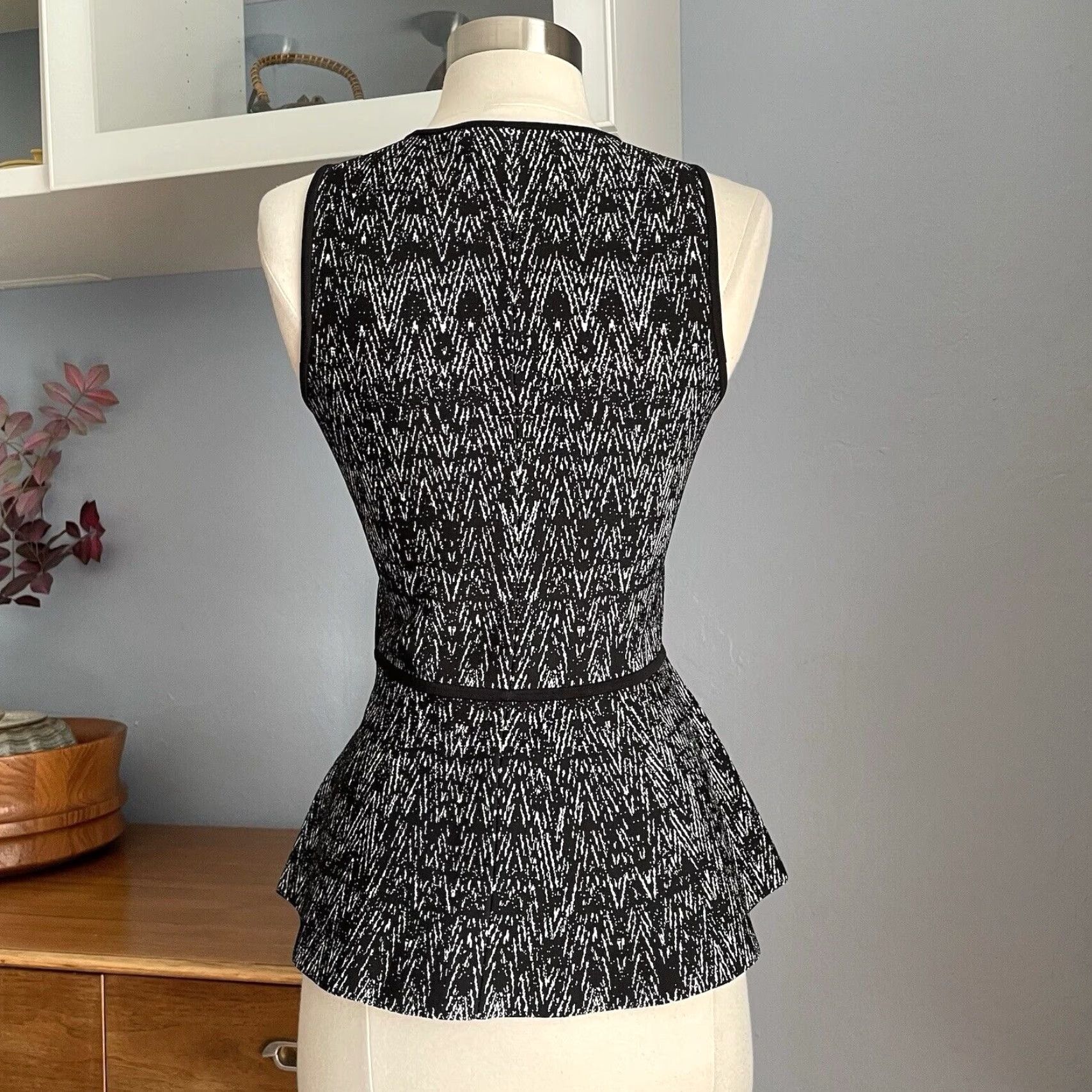 Roland Mouret Roland Mouret Blouse Sleeveless Knit Peplum Top Black White S Women Size S / US 4 / IT 40 - 4 Thumbnail