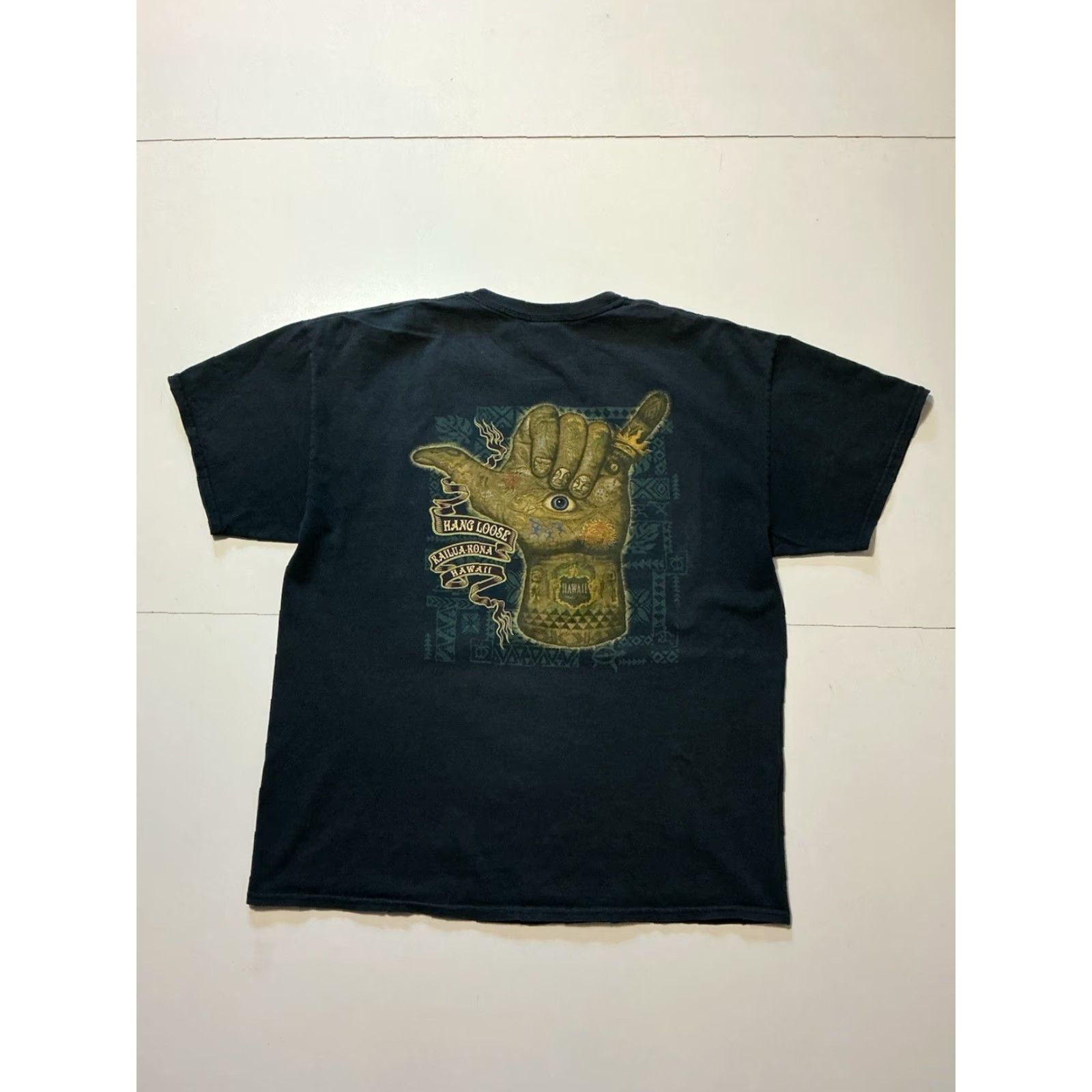 Gildan VINTAGE Hang Loose Kailua Kona Hawaii Tribal Hand Shaka Sign Eye Graphic Surf T-Shirt XL Size US XL / EU 56 / 4 - 3 Thumbnail