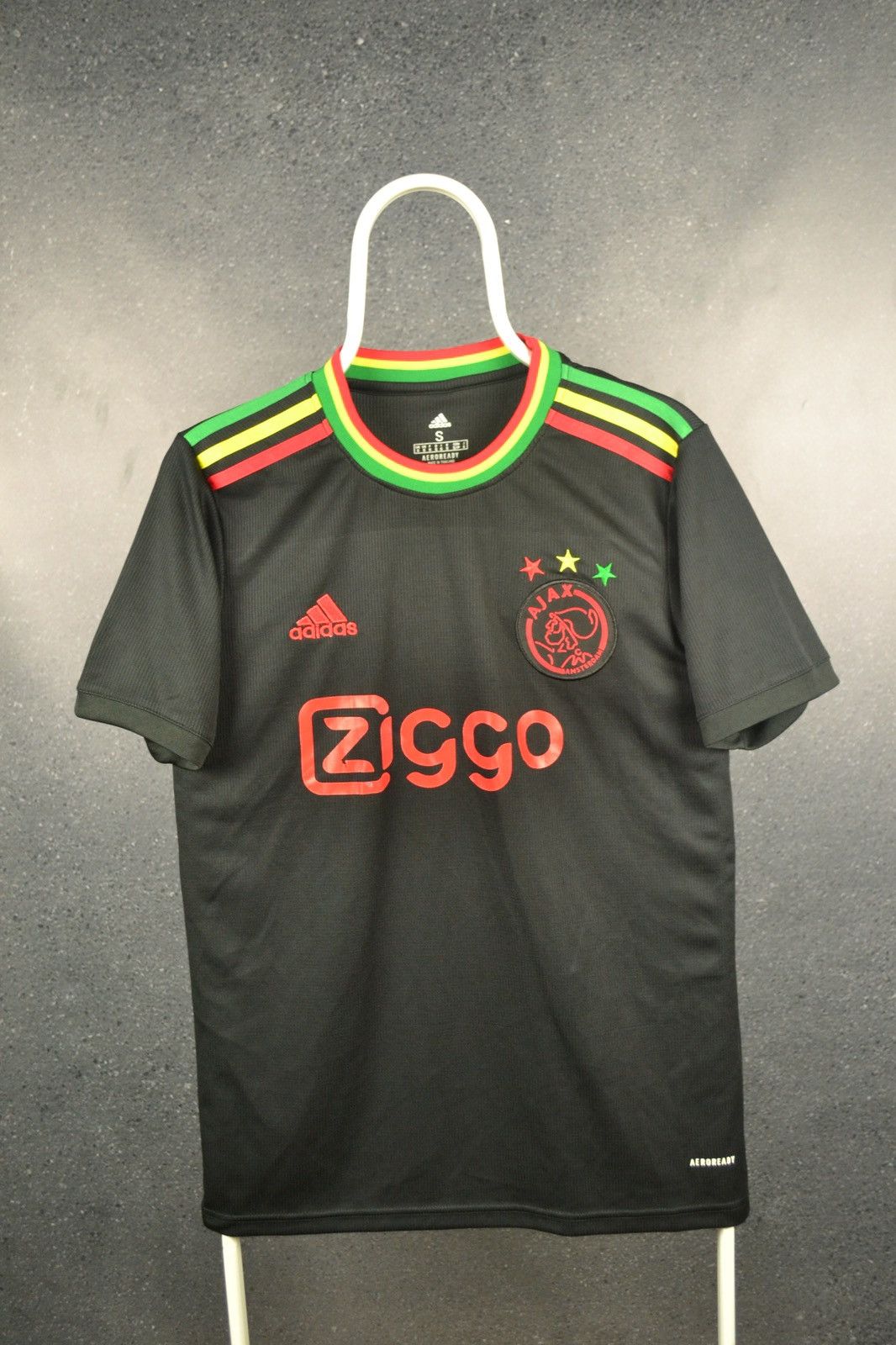 Un maillot du club Ajax Amsterdam pour rendre hommage à Bob Marley