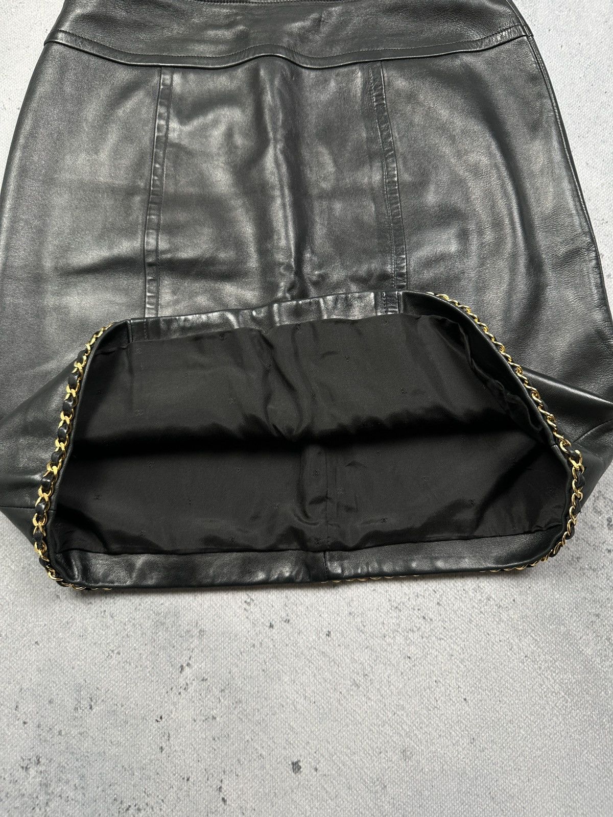 Chanel Vintage Chanel Boutique Black Leather Skirt Gold Chain Trim Size 28" / US 6 / IT 42 - 10 Thumbnail