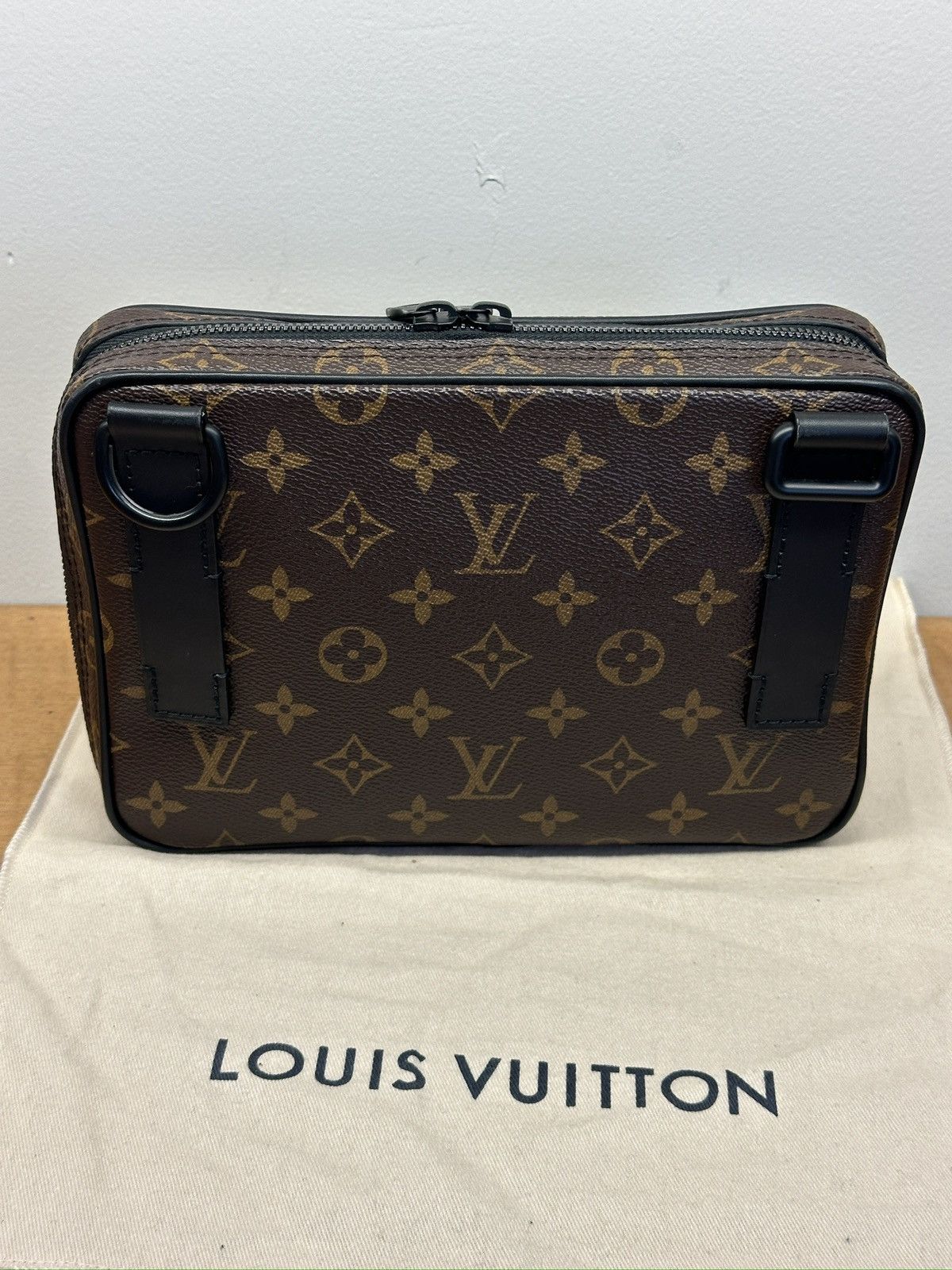 Louis Vuitton Louis Vuitton Utility Front Bag Size ONE SIZE - 5 Thumbnail