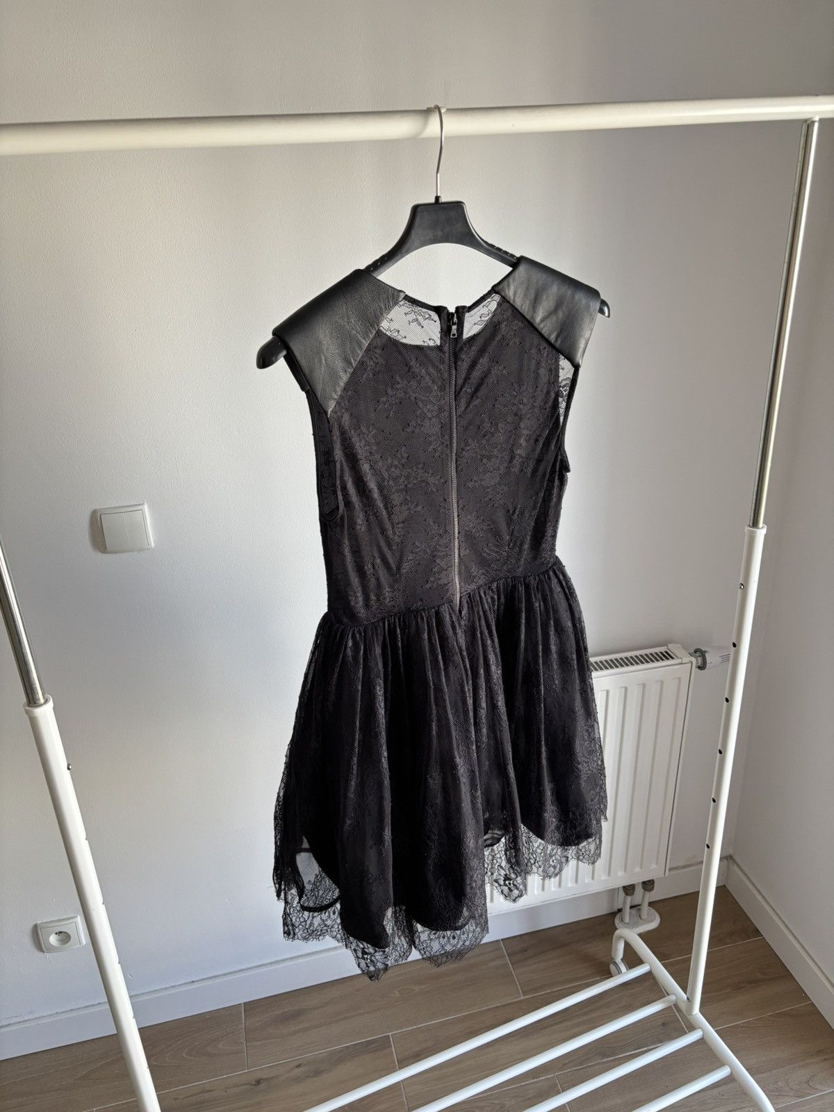 Alice + Olivia Alice + Olivia Black Midi Dress Size M / US 6-8 / IT 42-44 - 13 Thumbnail