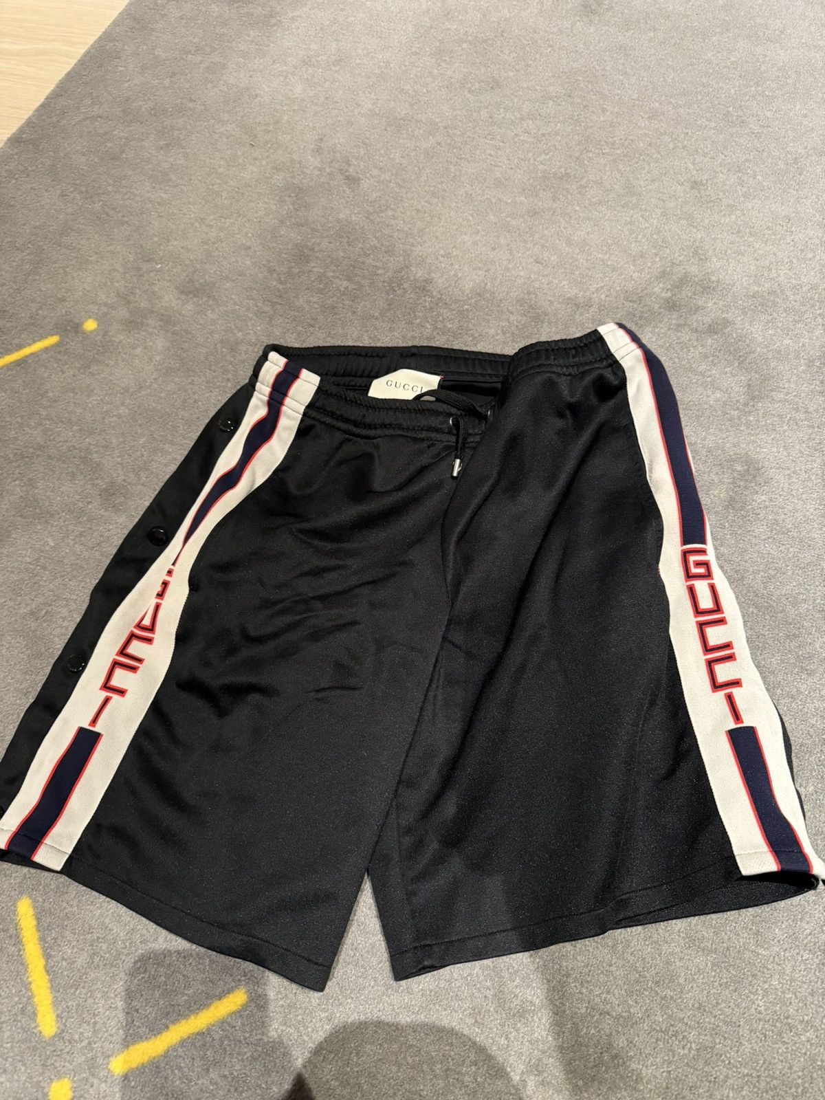 Gucci Gucci Logo Shorts Size US 32 / EU 48 - 1 Thumbnail